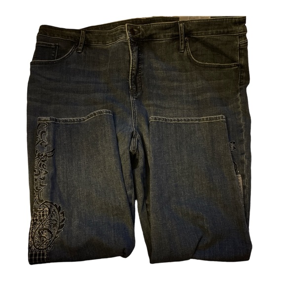 BNWT Chico Women’s Girlfriend Embroidered Patches Ankle Jeans - Picture 6 of 7